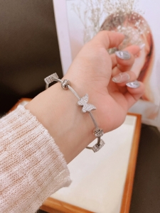 TTC10445 - Vòng tay titan phối charm bướm khóa nam châm (màu trắng)