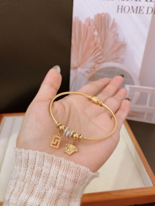 TTC10447 - Vòng tay titan charm Versace khóa nam châm (màu vàng)