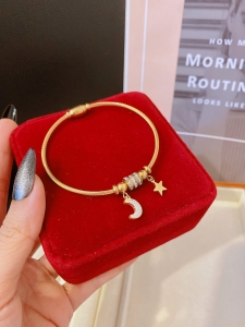 TTC10486 - Vòng tay titan phối charm trăng sao (màu vàng)