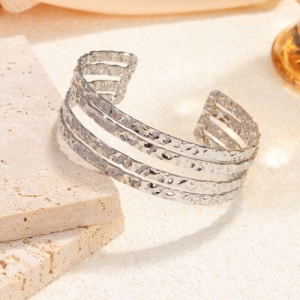 TT10527 - Vòng tay titan cuff 4 hàng chạm bản to (màu trắng)