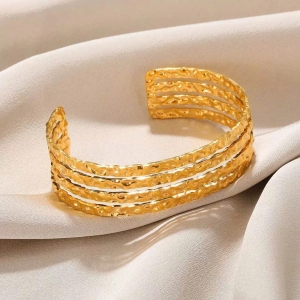 TTC10528 - Vòng tay titan cuff 4 hàng chạm bản to (màu vàng)