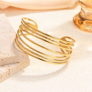 TTN10538 - Vòng tay titan cuff bản to (màu vàng)