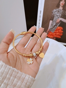 TTC10585 - Vòng tay titan charm cỏ 4 lá khóa nam châm (màu vàng)