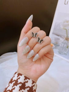 TTN10634 - Bông tai titan bướm đen (màu trắng)