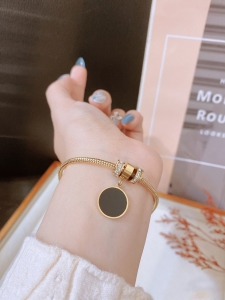 TTC10670 - Lắc tay titan phối charm đá mặt tròn đen (màu vàng)