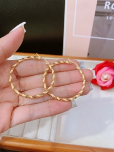 TTC10702 - Khoen tròn titan xoắn khóa bật (size 4cm - màu vàng)