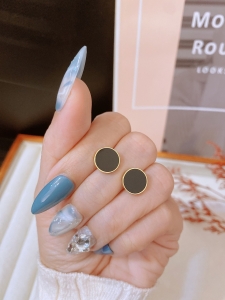 TTN10710 - Bông tai titan mặt tròn đen (màu vàng)
