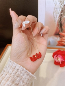 TTC10796 - Dây chuyền titan 2 thiên nga nhỏ đá đỏ (màu vàng)