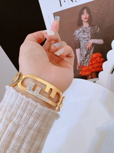 TTC10813 - Vòng tay titan cuff hiệu FENDI (màu vàng)