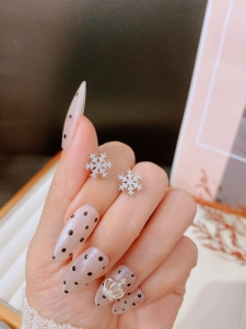 TTN10828 - Bông tai titan hoa tuyết phun cát (màu trắng)