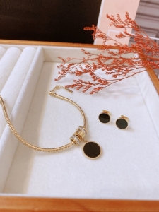 TT10844 - Set titan mặt tròn đen (bông tai, lắc tay - màu vàng)