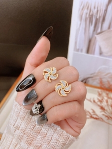 TTC10885 - Bông tai titan chong chóng xoay phối đá (màu vàng)
