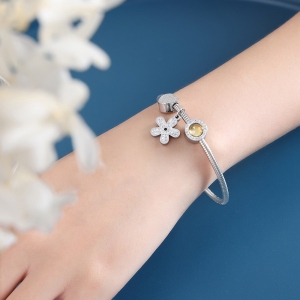 TTN10927 - Vòng tay titan phối charm khóa nam châm (màu trắng)