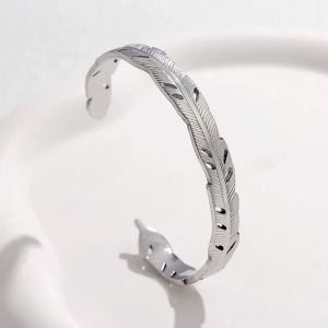TTC11025 - Vòng tay titan cuff lông vũ (màu trắng)