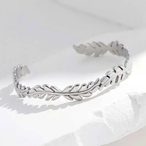 TTC11318 - Vòng tay titan cuff hình lá (màu bạc)