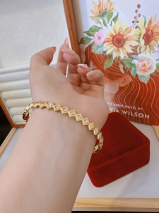 TTC11461-Vòng tay titan vuông chạm đính đá