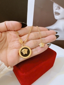 TTC11465-Dây chuyền titan mặt Versace nền đen