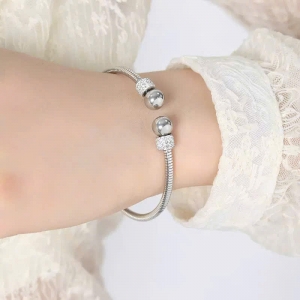 TT11927 - Vòng tay titan cuff bi phối đá màu bạc