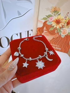 Lắc tay titan phối charm - màu trắng , vàng