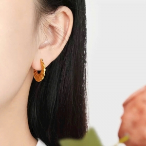 Bông tai Titan chạm khắc khoá bật