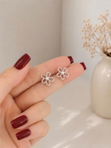 Bông tai Titan hoa rỗng nhuỵ trai màu trắng